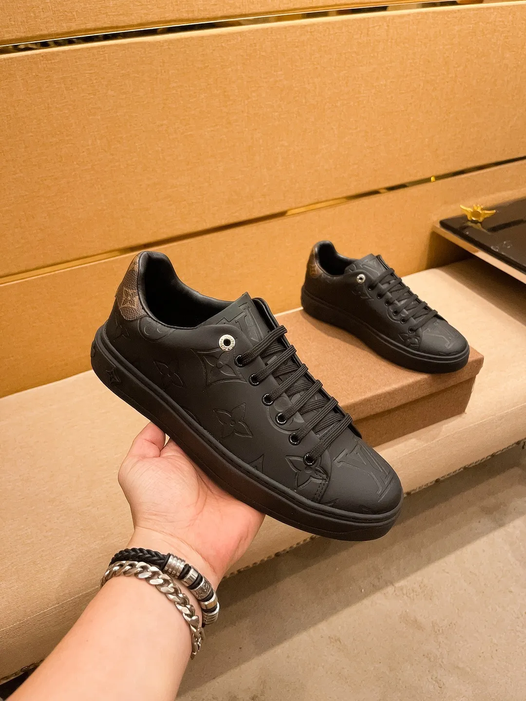 🚘🚘Factory batch 380💰[LV]🔥 Louis Vuitton high-end men's shoes brand official website 1:1 latest masterpiece: the upper is made of first-layer cowhide imported from Italy with a comfortable and breathable lining➕original non-slip and wear-resistant outsole🔥, making walking more convenient and comfortable! An exclusive new model, a stunning work, a beautiful 1:1 replica [color] compared to the official quality! Create a fashionable personality to set off your uniqueness! A must-have for trendy men! Classic 🔥Size: 38-44 Color: 🔥 2⃣️colors available🔥.